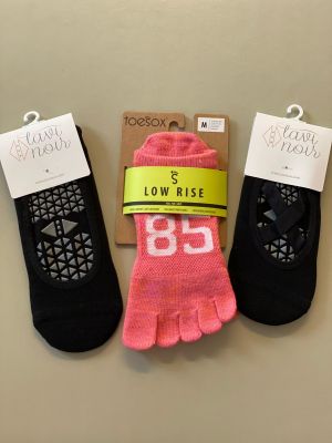 Die praktischen, bequemen toesox geben Ihnen einen besseren Halt an den Geräten. Im Studio massage & pilates finden Sie eine grosse Auswahl der Baumwollsocken mit Anti-Rutsch-Noppen.