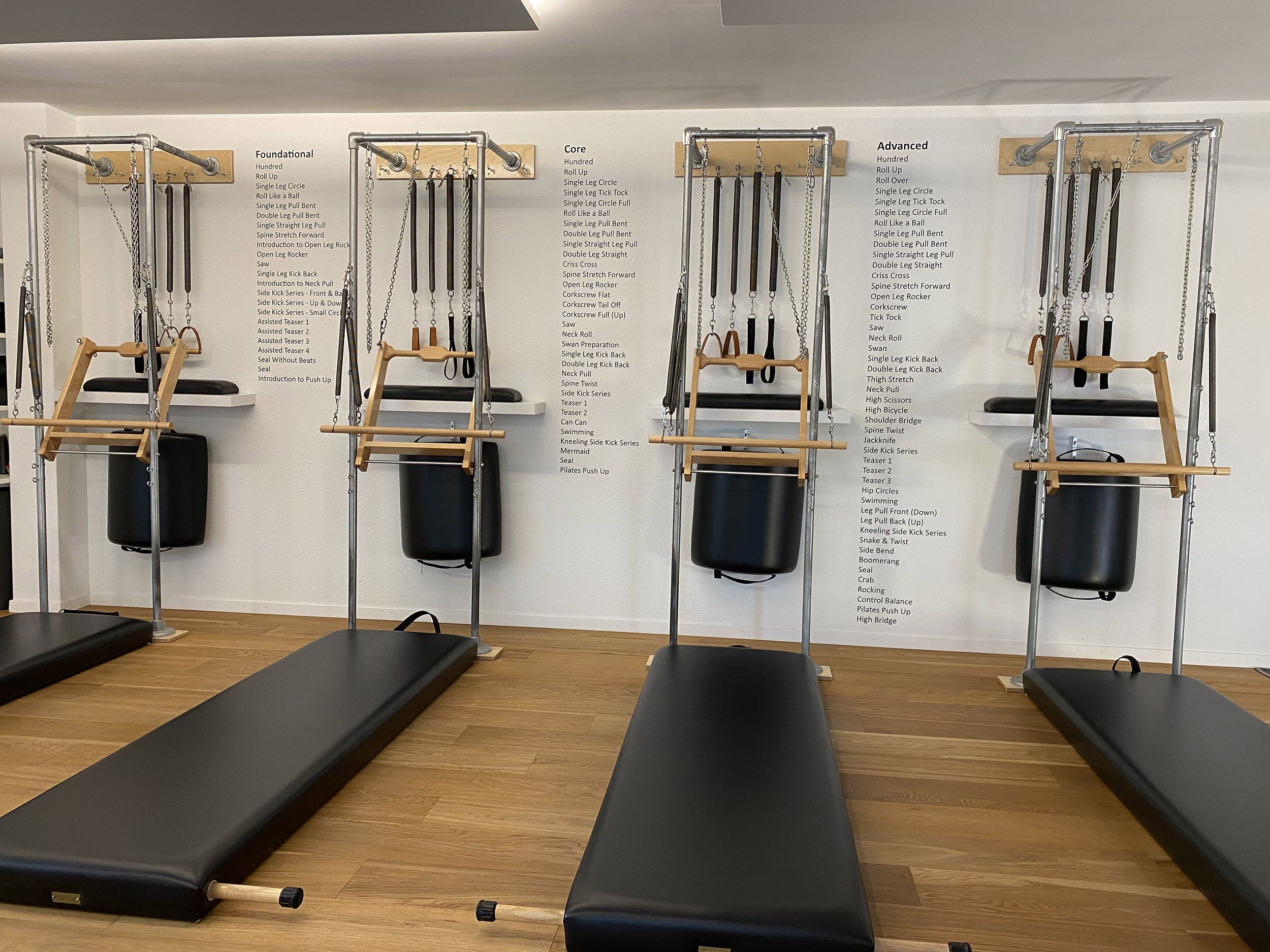Moderne Pilates-Geräte wie der Pilates-Turm, der Chair, der Reformer sowie der Cadillac gehören zur Basisausstattung im Studio massage & pilates. 