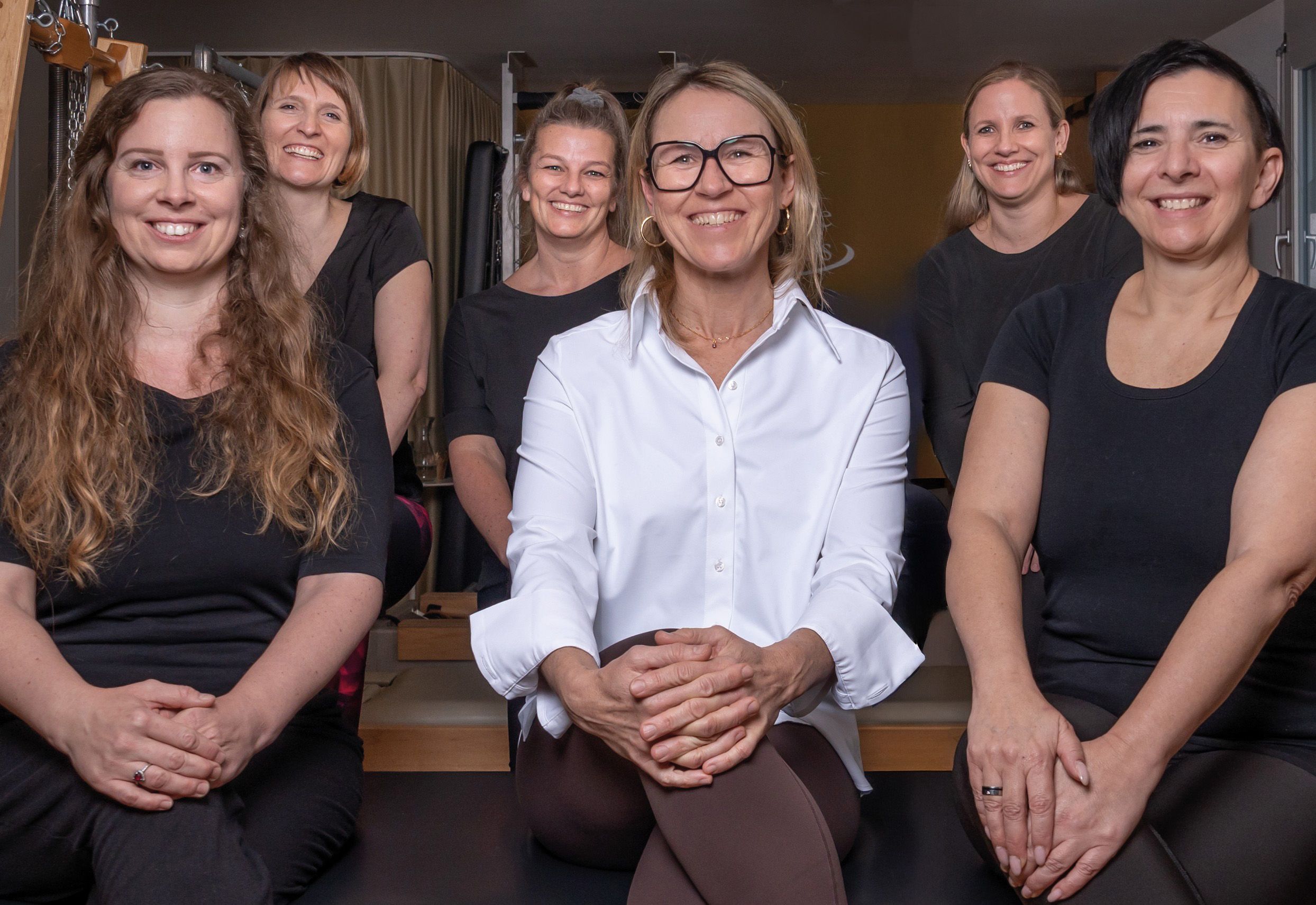 Moderne Pilates-Geräte wie der Pilates-Turm, der Chair, der Reformer sowie der Cadillac gehören zur Basisausstattung im Studio massage & pilates. 