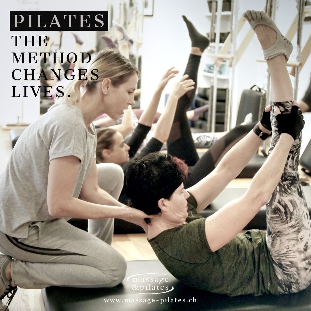 massage & pilates bietet mehrere Pilates Gruppentrainings während der ganzen Woche an. In einer Gruppe können maximal sieben Personen teilnehmen, die gezielt unterstützt und korrigiert werden. 